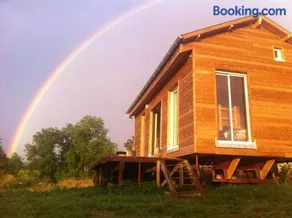 Maison en bois dans un pré - Image 1