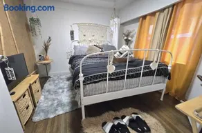 Bohemian Theme Private Room near Metrotown Mall with private parking - Image 2