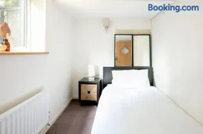 Garden flat on leafy Cator Estate in Blackheath - Image 4