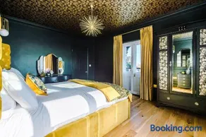 Superb 4 Bed Home in The Windsor Tapestries by Casa by Grace - Sleeps 7-9, Private Hot Tub Hire, Free Parking, Dog Friendly, Legoland, Windsor Castle - Image 5