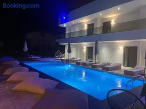 V luxury Suites - Image 2