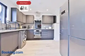 2 -4 Bed Family Home Contractors Parking Wi-Fi - Image 2
