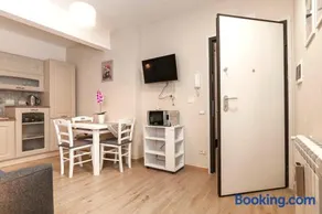 Elegant comfy three-rooms apartment in Eur with parking - Image 1