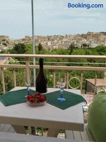 Accoglienza personale, parcheggio e vista su Tricarico in Basilicata, Io Sono Qui - Image 1