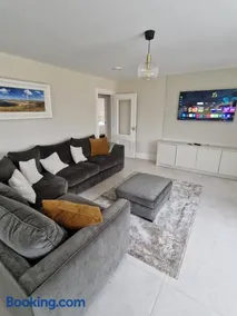 Luxurious bungalow with bay views - Image 2