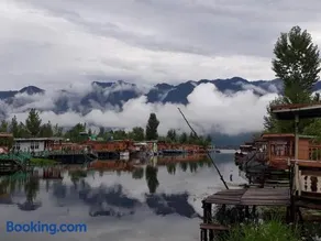 New Dunhill Houseboat - Image 1
