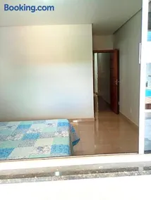 Casa com Piscina Próxima ao MotoGP Ideal para Grupos - Image 5