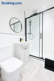 Modern West End Flat, Near Hospital and City Centre - Image 3