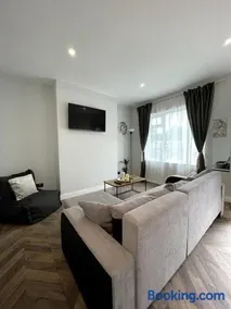 Modern and spacious house with Hot Tub - Image 2