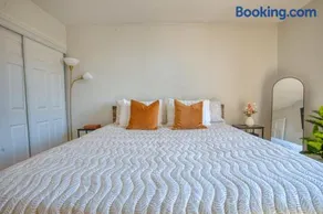 Spacious 3BR in Flatbush w King Bed, 2 Queens, Fast Wifi, AC - Image 3