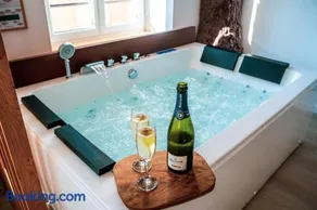 Nuit romantique, Suite avec jacuzzi et cinéma privé au design Japandi - Image 3