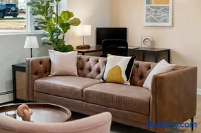 Relaxing 1 Bedroom with Free Parking Workdesk - Image 5