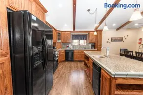 Moose Tracks Lodge - Forest and mountain views! Smart TV with streaming app and Game Room! - Image 4