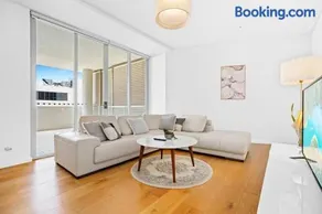 Mascot Central 3 Bed Apt Close to Airport & CBD - Image 1