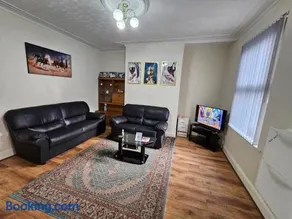 Spacious two bedroom house, parking and WiFi - Image 2