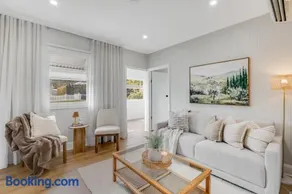 Bluewood Cottage - Cozy Charm, Steps from the City - Image 2
