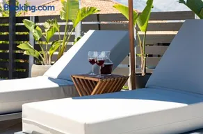 Elegant Roof Deck House with Jacuzzi - Image 4