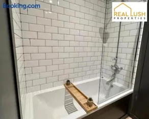 4BDR Home for Families, City Centre, Free Parking - Image 5