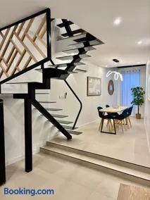 Grand appartement haut de gamme avec baignoire - Image 1
