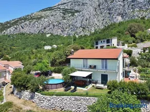Family-friendly apartments with swimming pool Gornji Tucepi - Podpec, Makarska - 6815 - Image 1