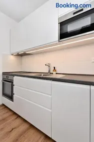 Modern apartment with parking, 10 minutes to the center, Netflix - Image 3