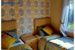 Cabin Sleeps 6 with Indoor Pool Parking - Image 4