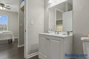 New Spacious Stay Close to UNC-P with Gym & Pool - Image 5