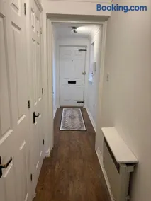 Small two Bed Apartment on a Private Road - Image 4
