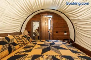 Luxury Covered Wagon, Rooterville Animal Sanctuary - Image 5