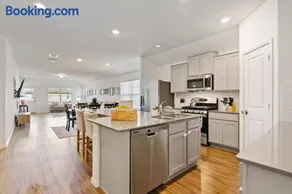 Family Friendly - Private - Spacious - Modern - Pool - Image 2