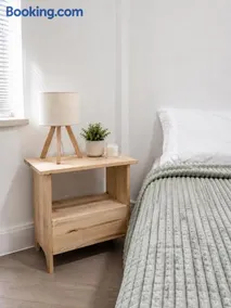 Private Bedroom with Dedicated Bathroom 15mis NYC - Image 1