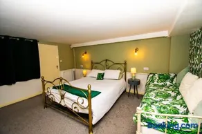 The Tempest quirky apartment with stunning views - Image 3