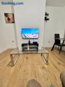 Modern 4 Bedroom House Sleeps 10 Free Parking Liverpool - Image 4