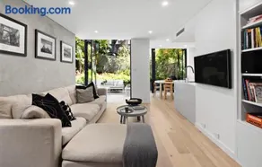 Private Beachside Townhouse, 150m walk from beach - Image 2