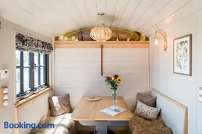 Boutique Cornish Shepherd's Hut with Hot Tub - Image 4