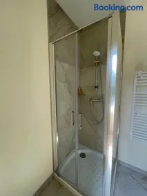 Chambre climatisée au cœur historique de Rieupeyroux - Image 4