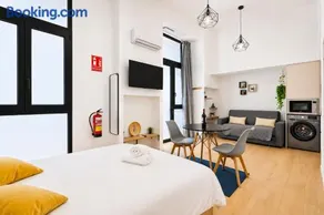 Jirafa - Entire Apt - Near Beach and Stadium by Río Turia Apartments - Image 1