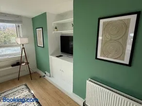 Stylish 1-Bed Apartment near Guildford Station - Image 5