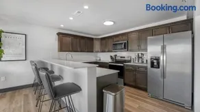 Luxury Apt on Bagnell Dam Blvd! - Image 2
