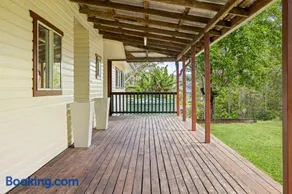 Large Luxury Farmhouse - 3 Bedroom Acreage Escape - The Wildernest - Image 4