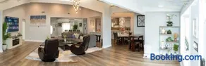 DFW Spacious Cozy Modern Villa - Image 1
