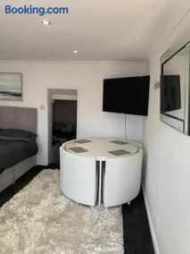 Beautiful studio apartment - Image 1