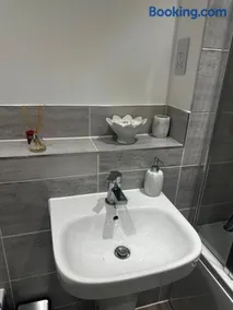 Modern Private Room and Bath in Maidenhead Near Heathrow Airport - Image 2