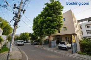Hotel Zen Rooms - 500 M from Alwar Bus Stand - Image 1