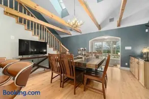 Sunset Cove Lakefront Luxury Lodge with Private Dock - Image 2