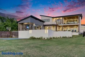 Luxury waterfront Villa Heated pool and sauna - Image 2