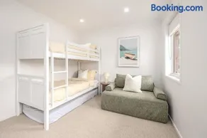 5 min walk to beach, 5 min drive to shops - Image 3