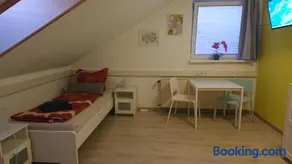 3-Bettzimmer mit Gemeinschaftsküche und je 2 Duschräumen und 2 Toiletten - Image 1