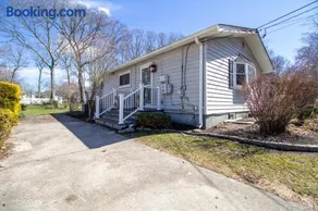 Peaceful 3BR Garden Cottage - Long Island Escape - Image 4