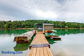 Dog Welcome Lakefront Cabin Sleep 13 Fire Pit Private Dock - Image 3